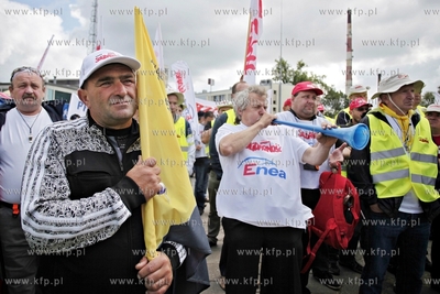 Gdansk. Demonstracja pracownikow firmy energetycznej...