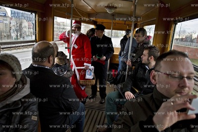 Mokołajkowy tramwaj typuN z 1952r. na trasie Strzyża...