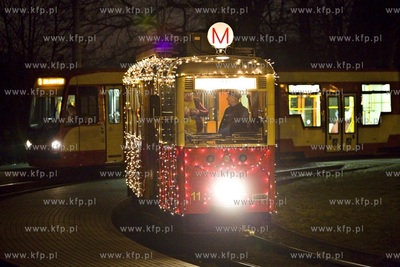Świąteczny tramwaj Enka z 1952 r. udekorowana 150-metrowym...