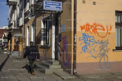 Sopot. Zniszczone przez graficiarzy komienice przy...