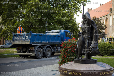 Rozpoczeła sie przebudowa placu pomiędzy ulicami...