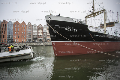 Statek muzeum Sołdek wraca na Motławę  po remoncie...