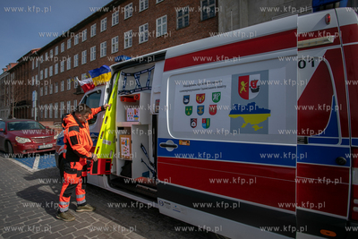 Karetka pogotowia i bus wypełniony sprzętem medycznym...