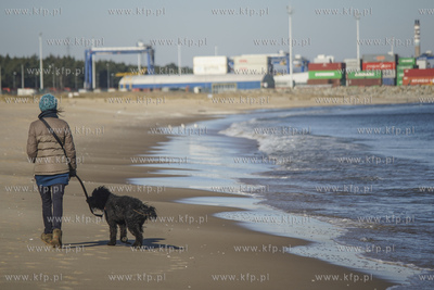 Spacerowicze na plaży na Stogach. 15.03.2020 fot....