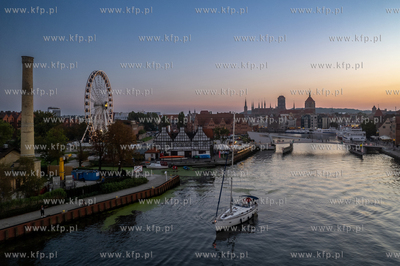 Panorama Gdańska widok na Motławę i kładkę zwodzoną....