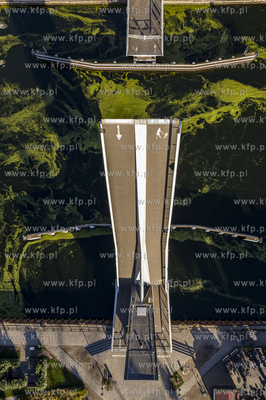 Jacht przepływający wprzez zwodzoną kładkę na...