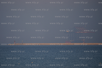 Statek Zhen Hua 36 z czterema potężnymi suwnicami...