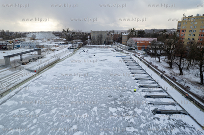 Wędkarstwo podlodowe w Gdańsku na skutej lodem Motławie...
