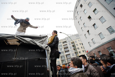 Berlin. Demonstracja grup lewicowych i antyfaszystow...