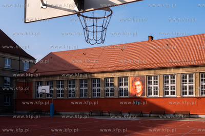 Gdańsk, Strzyża. Mural na ścianie IX LO w Gdańsku...