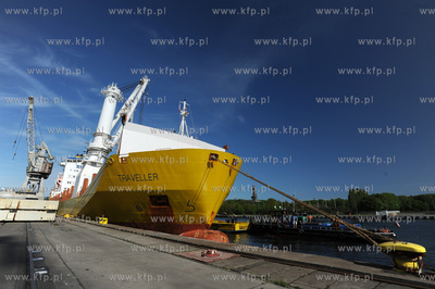 Port w Gdansku. Przeladunek elementu urzadzenia do...