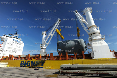 Port w Gdansku. Przeladunek elementu urzadzenia do...