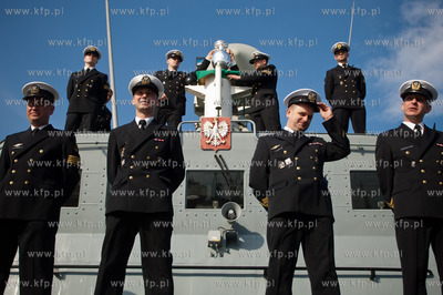 Marynarze okretu rakietowego ORP Orkan transportuja...