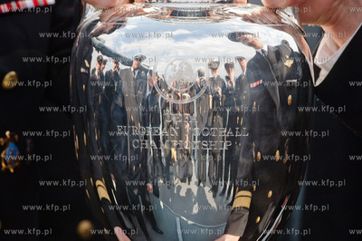 Marynarze okretu rakietowego ORP Orkan transportuja...