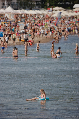 Sopot. Tlum plazowiczow wypoczywajacych w upalna i...
