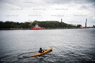 Gdansk. Nowy Port. Start samotnej wyprawy kajakowej...