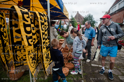 Gdansk. Plac przed siedziba Polskiego Zwiazku Wedkarskiego...