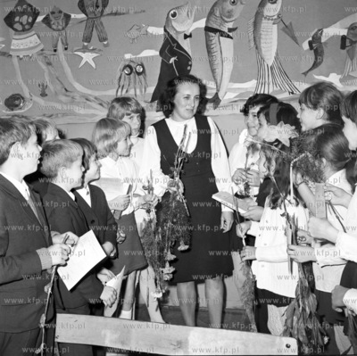 Koniec roku szkolnego. Uczniowie wreczyli nauczycielce...