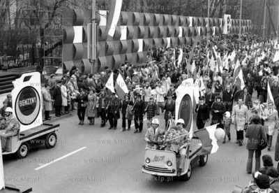 Pracownicy Rafinerii Gdanskiej w pochodzie pierwszomajowym...