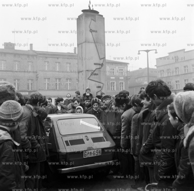 Prezentacja samochodu najnowszej marki fiat 126p popularnego...