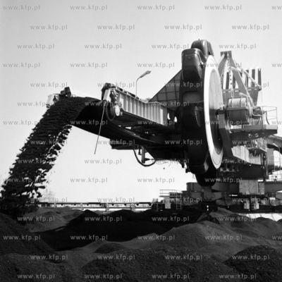 Zwalowarka pryzmuje wegiel na placu skladowym Portu...