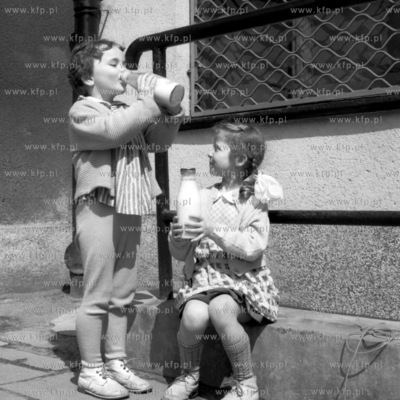 Dzieci pija mleko ze szklanej butelki. 
1963
0001555z
Fot....