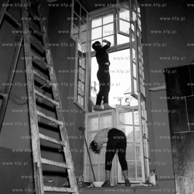 Mycie okien w kamienicy przy ulicy Długiej w Gdańsku.
20.03.1961
0007521z
Fot....
