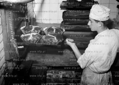 Wypiek ciast w cukierni. ( lata60 )
1968
0005846z
Fot....