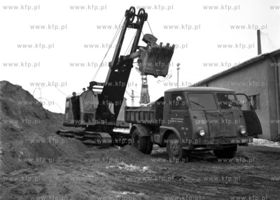 Ładowanie piasku na samochów w żwirowni. 
01.1970
0002816z_styczen1970
Fot....