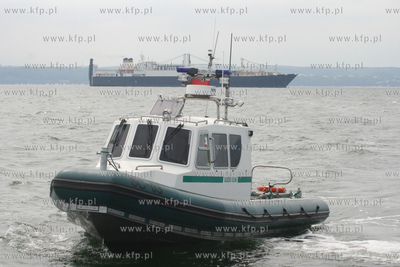Motorowka patrolowa Sluzby Celnej na wodach Zatoki...