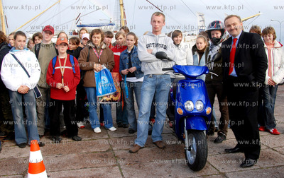 Gimnazjum nauki jazdy na skuterach rozpoczelo zajecia...
