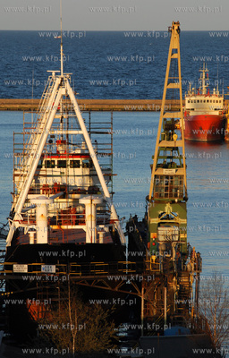 Stocznia Remontowa Nauta SA w Gdyni wieczorem. n/z...