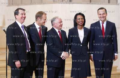 Warszawa - uroczystosc podpisania umowy w sprawie budowy...