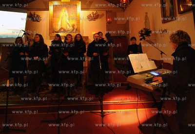 Wczoraj poznym wieczorem pod Brama Papieska lotniska...