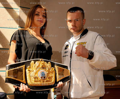 Damian Jonak piesciarz grupy BKP, ktory w walce wieczoru...