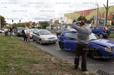 Karambol na ulicy Kartuskiej w Gdansku. Zderzylo sie...