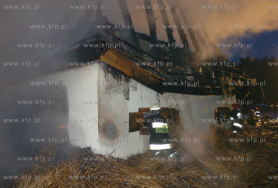 Pozar domu wypoczynkowego krytego strzecha w gospodarstwie...