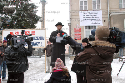Protest Antoniego Fila (nz z mikrofonem ) -  jednego...