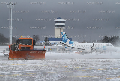 Zima na lotnisku Gdansk Rebiechowo. Nz. Odsniezanie...
