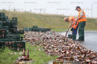 Przy wyjezdzie z obwodnicy Chojnic z tira wypadlo ......