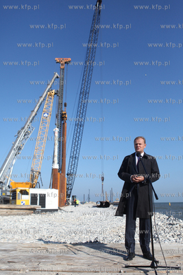 Premier Donald Tusk z wizyta na budowie gazoportu w...