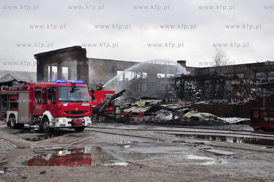 Gdansk. Dogaszanie pozaru na terenie Stoczni Gdanskiej...