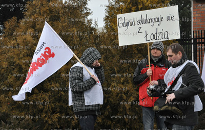 Protest pracownikow gdynskiej fabryki Coca-Coli. Pikieta...