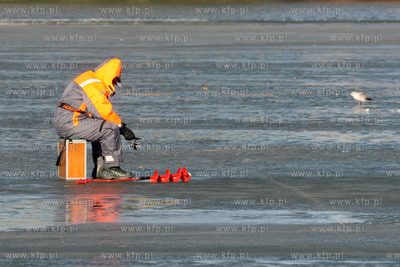 Wedkarze podlodowi lowia ryby w przereblach w okolicy...