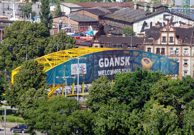 Gdansk. Zolty most w okolicy przystanku Gdansk Stocznia...