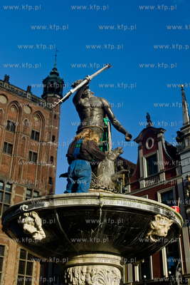 Gdansk, Dlugi Targ. Neptun odzyskal lewa reke, ktora...