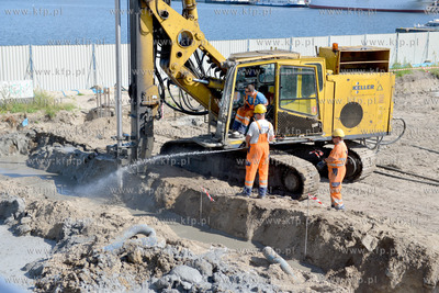 Gdynia. Na terenie sasiadujacym z apartamentowcem Sea...
