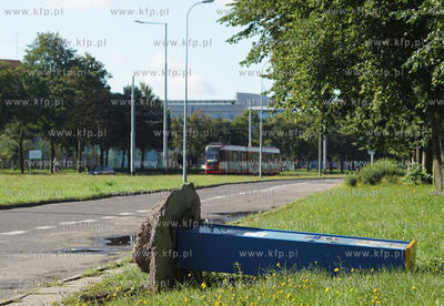 Gdańsk, ul. Hallera. Wyrwane z ziemi parkomaty firmy...