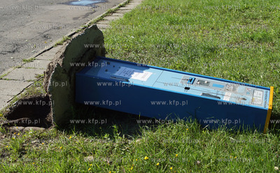 Gdańsk, ul. Hallera. Wyrwane z ziemi parkomaty firmy...