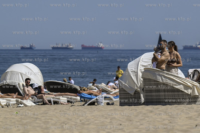 Sopot. Turysci na plazy korzystaja z cieplej i slonecznej...